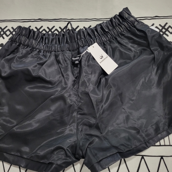 Women's High Waisted Wide Leg Black Faux Leather Shorts Size 2XL - Picture 9 of 9